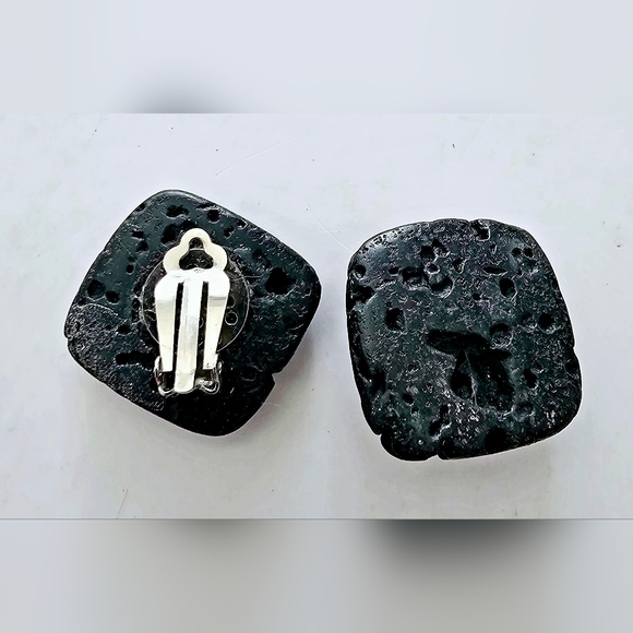 Vintage Avant-garde Black lava rock square clip on earrings - Picture 4 of 4